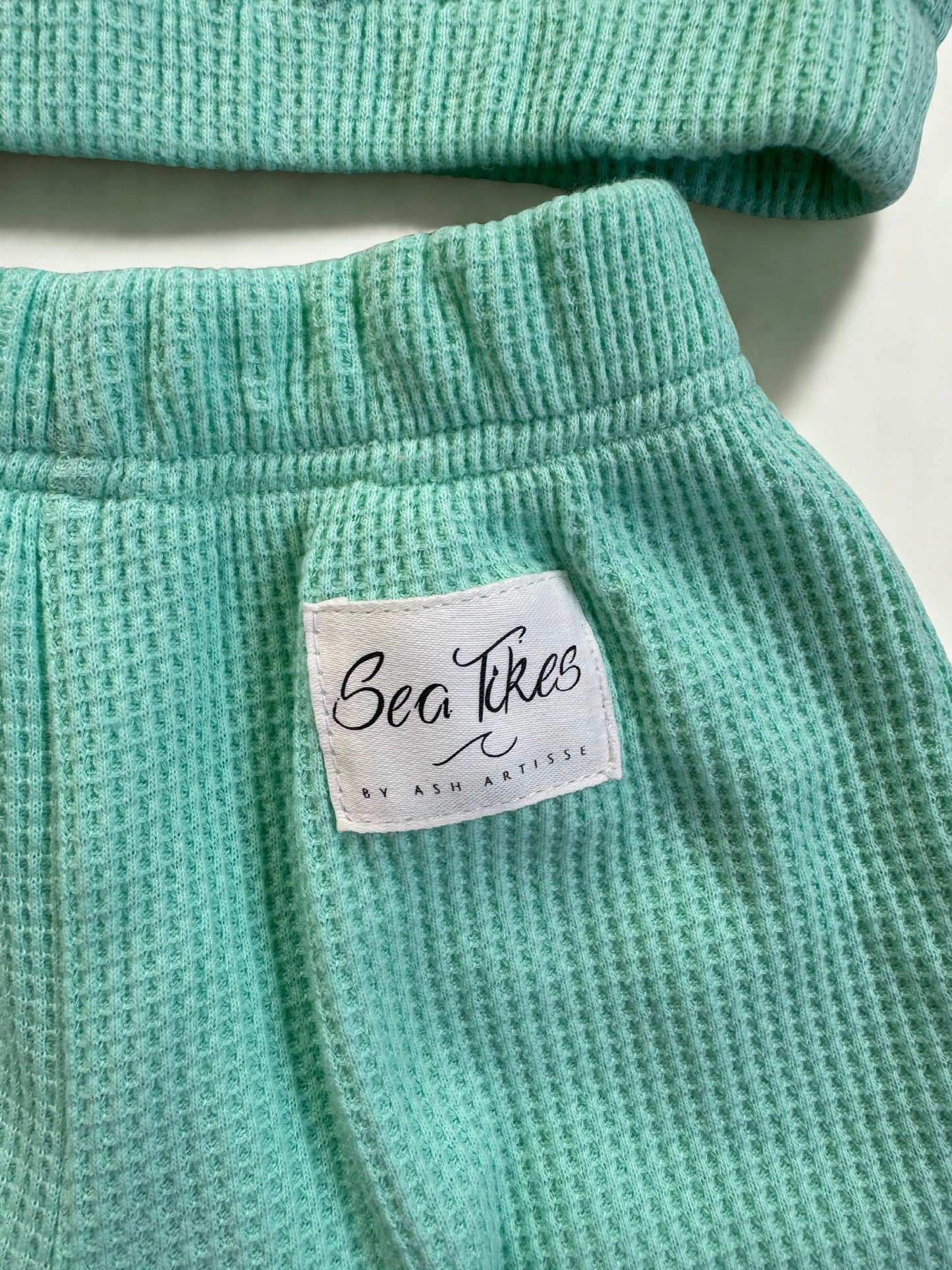 Sea Tikes - Cyan Waffle set with Kingfish accent.